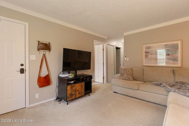 6805 E Manslick Rd, Louisville, KY 40228