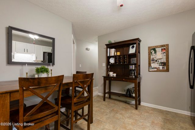 6805 E Manslick Rd, Louisville, KY 40228