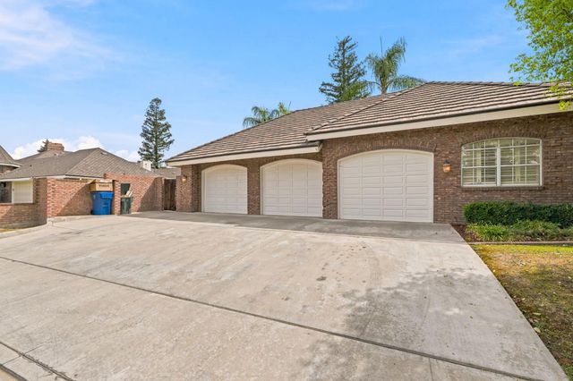 9008 Serrant Court, Bakersfield, CA 93311
