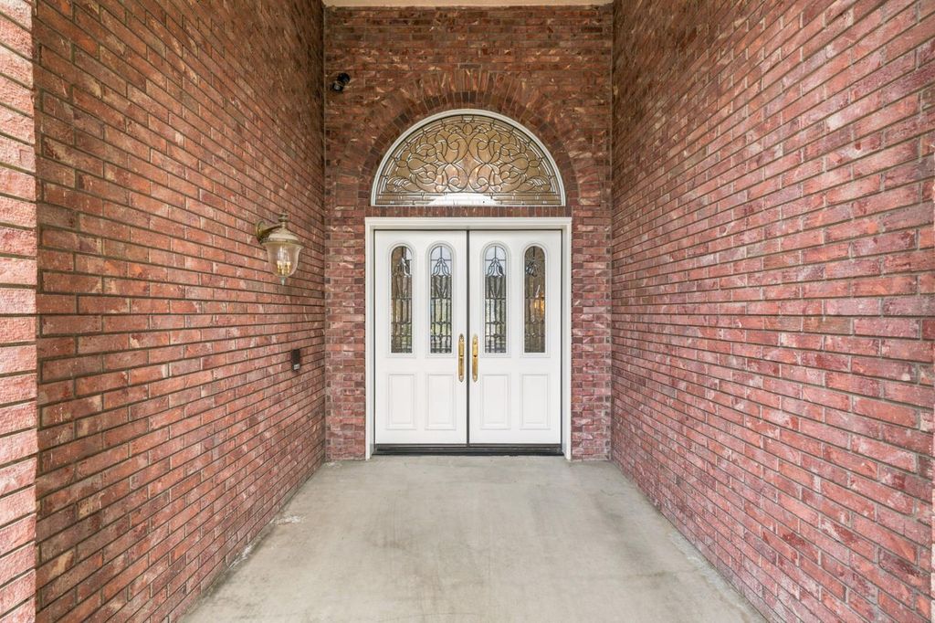 Image 10 of property listing at 9008 Serrant Court, Bakersfield, CA 93311