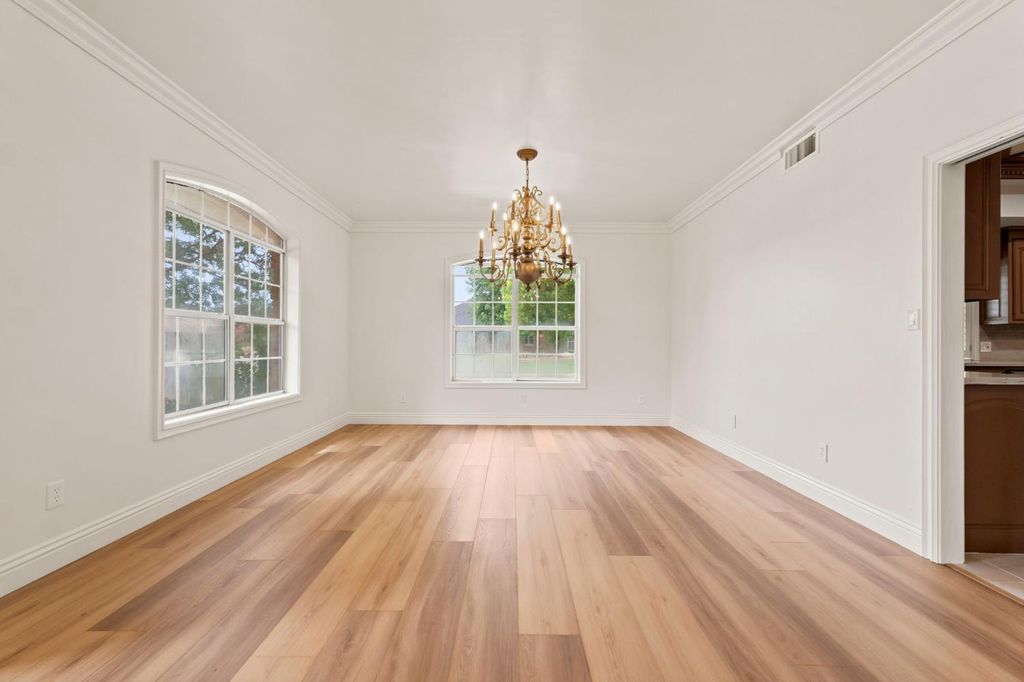 Image 16 of property listing at 9008 Serrant Court, Bakersfield, CA 93311