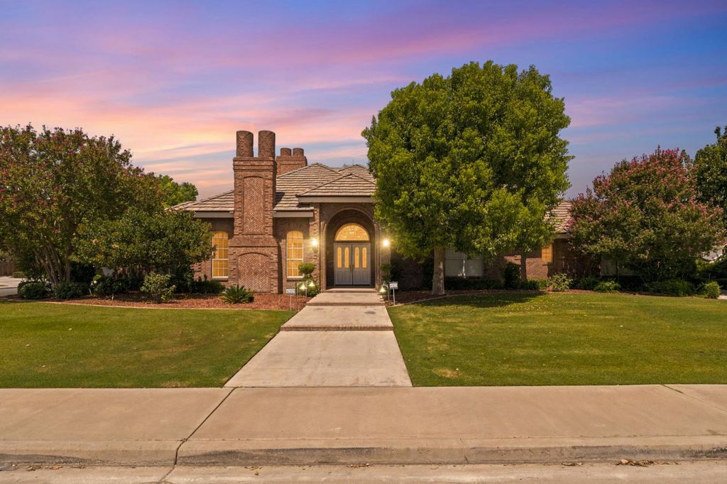 Image 2 of property listing at 9008 Serrant Court, Bakersfield, CA 93311