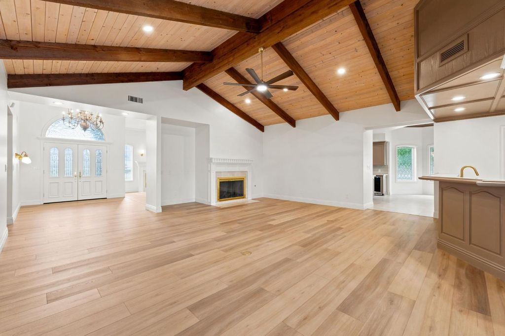 Image 20 of property listing at 9008 Serrant Court, Bakersfield, CA 93311