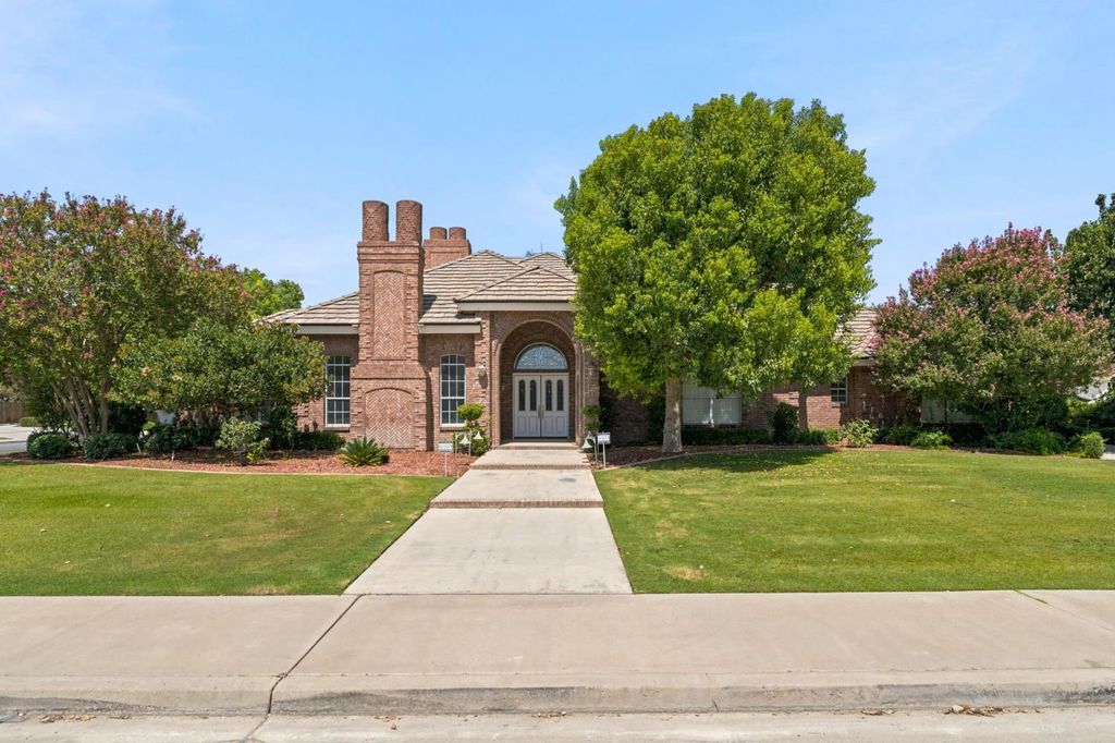 Image 3 of property listing at 9008 Serrant Court, Bakersfield, CA 93311