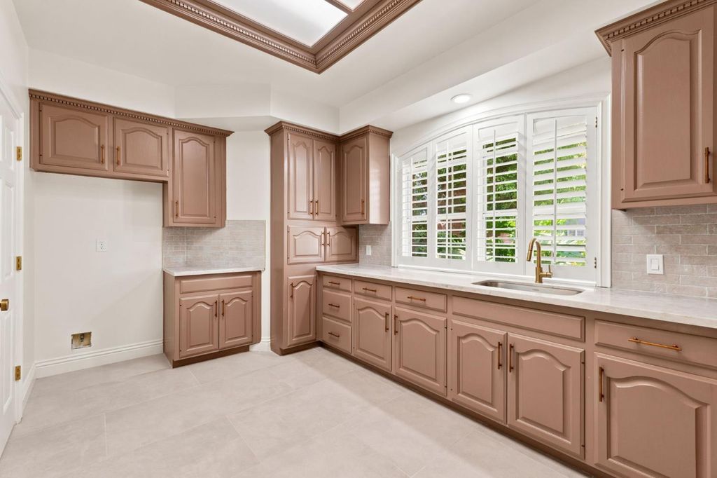 Image 31 of property listing at 9008 Serrant Court, Bakersfield, CA 93311