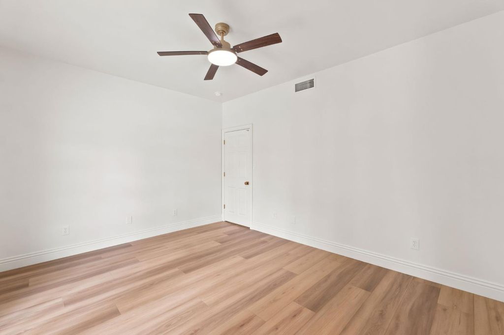 Image 33 of property listing at 9008 Serrant Court, Bakersfield, CA 93311