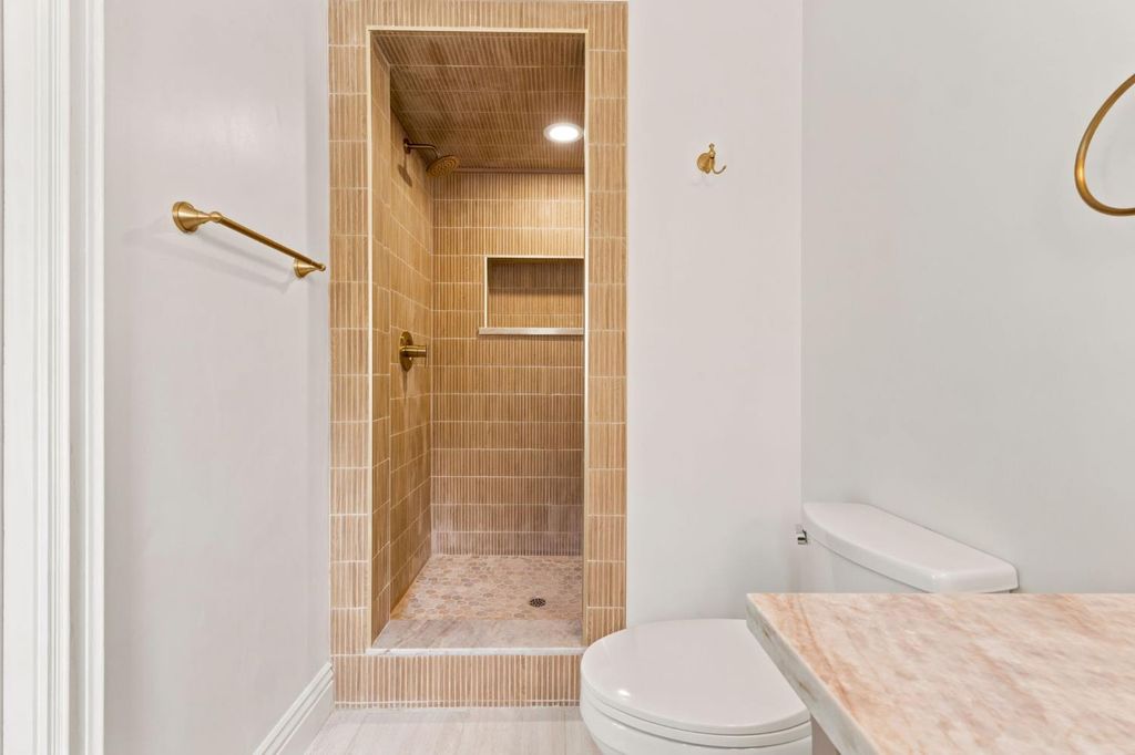 Image 35 of property listing at 9008 Serrant Court, Bakersfield, CA 93311