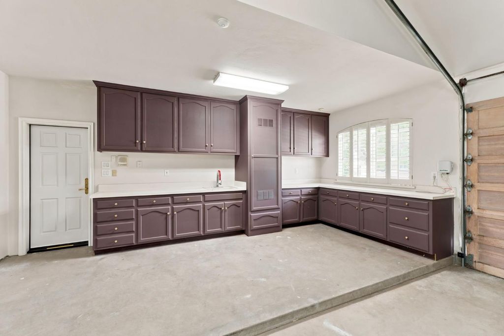 Image 36 of property listing at 9008 Serrant Court, Bakersfield, CA 93311