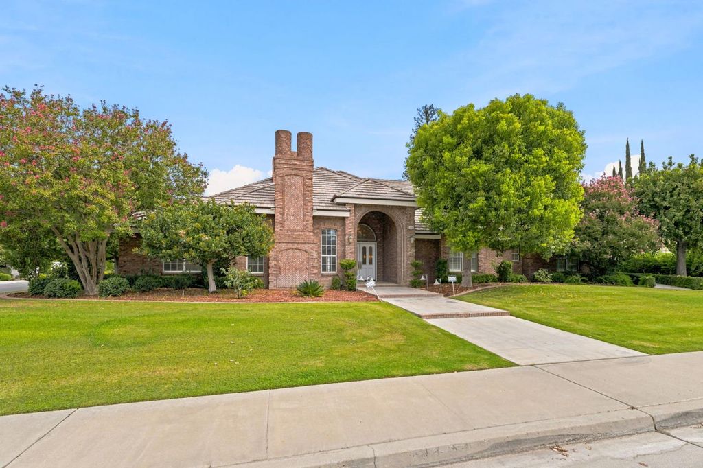 Image 4 of property listing at 9008 Serrant Court, Bakersfield, CA 93311