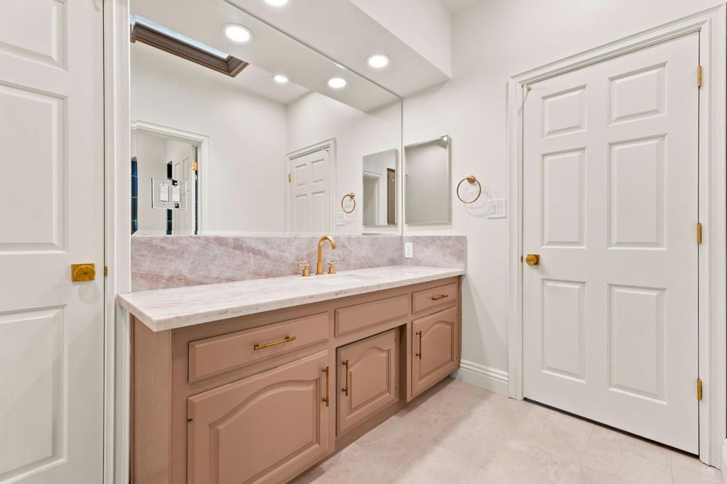 Image 43 of property listing at 9008 Serrant Court, Bakersfield, CA 93311