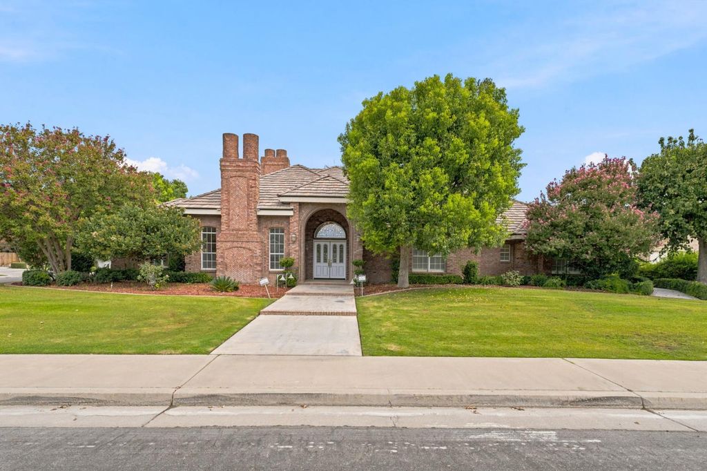 Image 5 of property listing at 9008 Serrant Court, Bakersfield, CA 93311