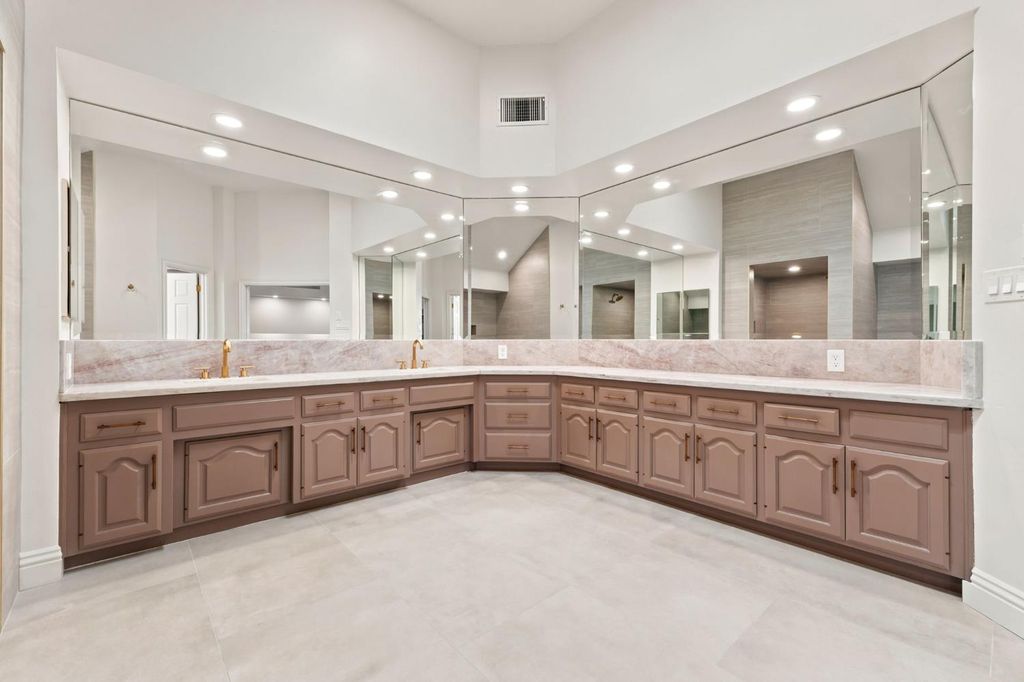 Image 55 of property listing at 9008 Serrant Court, Bakersfield, CA 93311