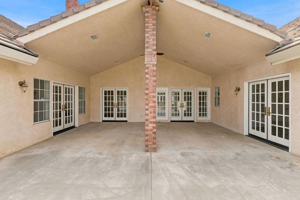 Image 58 of property listing at 9008 Serrant Court, Bakersfield, CA 93311