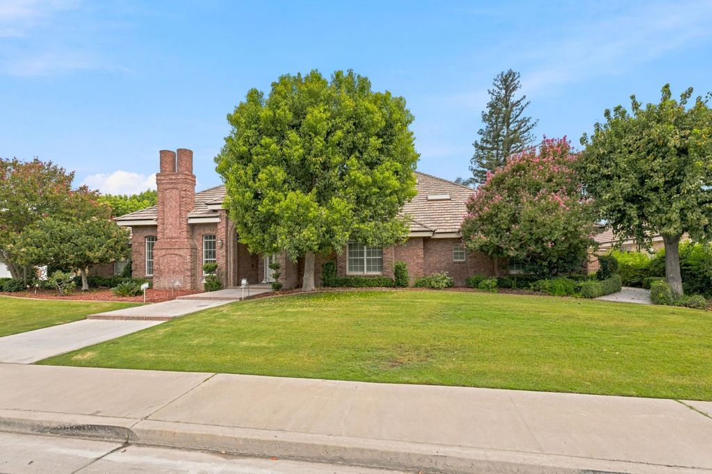 Image 6 of property listing at 9008 Serrant Court, Bakersfield, CA 93311