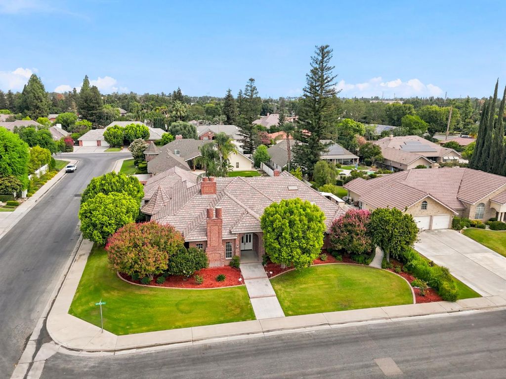 Image 63 of property listing at 9008 Serrant Court, Bakersfield, CA 93311