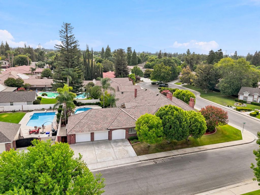 Image 65 of property listing at 9008 Serrant Court, Bakersfield, CA 93311