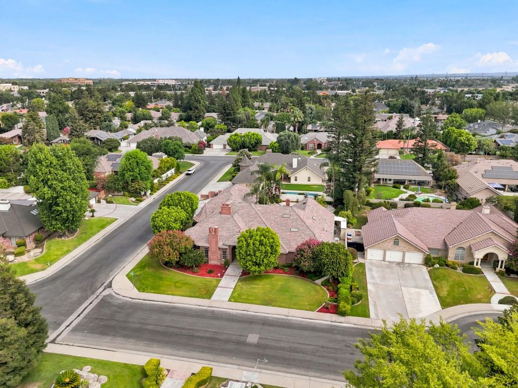 Image 69 of property listing at 9008 Serrant Court, Bakersfield, CA 93311