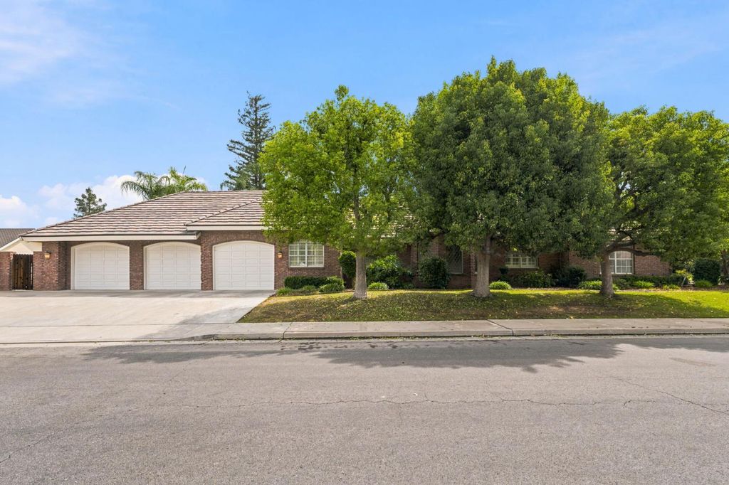 Image 7 of property listing at 9008 Serrant Court, Bakersfield, CA 93311