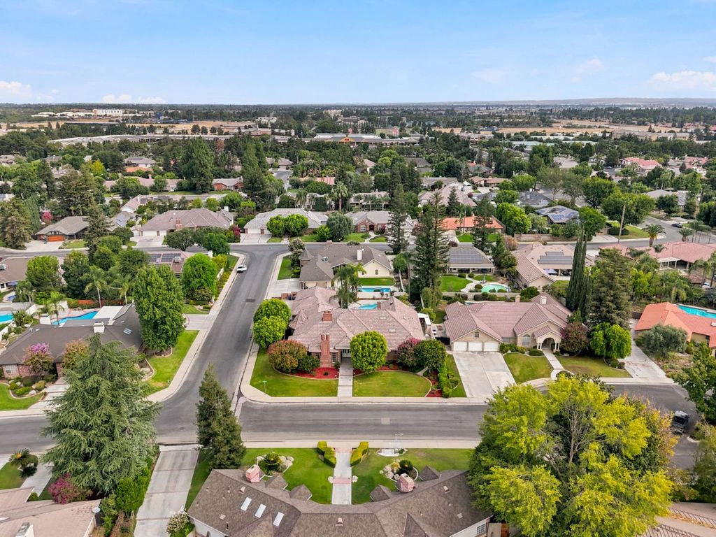 Image 70 of property listing at 9008 Serrant Court, Bakersfield, CA 93311