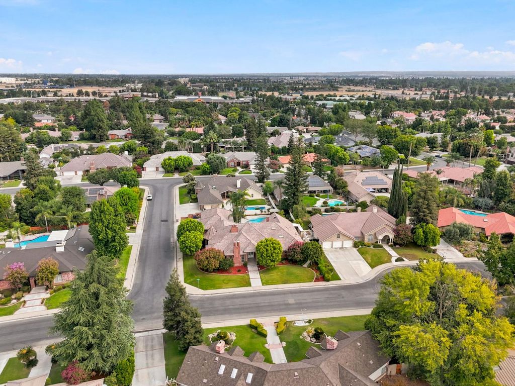 Image 72 of property listing at 9008 Serrant Court, Bakersfield, CA 93311
