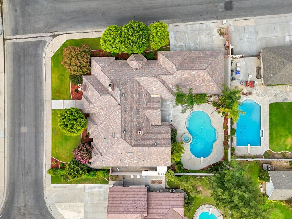 Image 73 of property listing at 9008 Serrant Court, Bakersfield, CA 93311