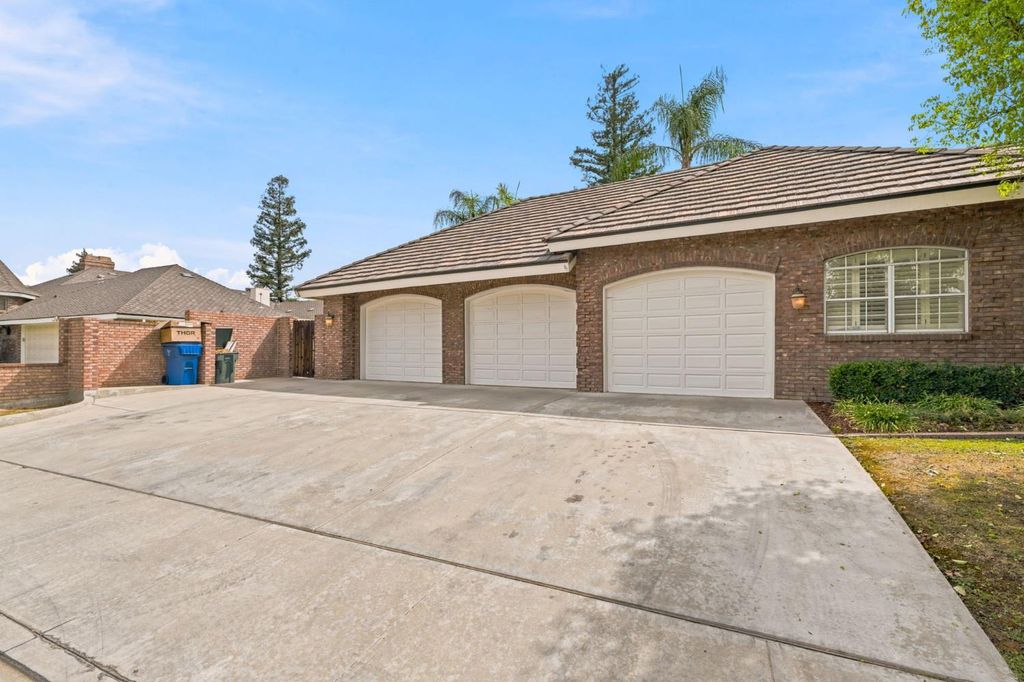 Image 8 of property listing at 9008 Serrant Court, Bakersfield, CA 93311
