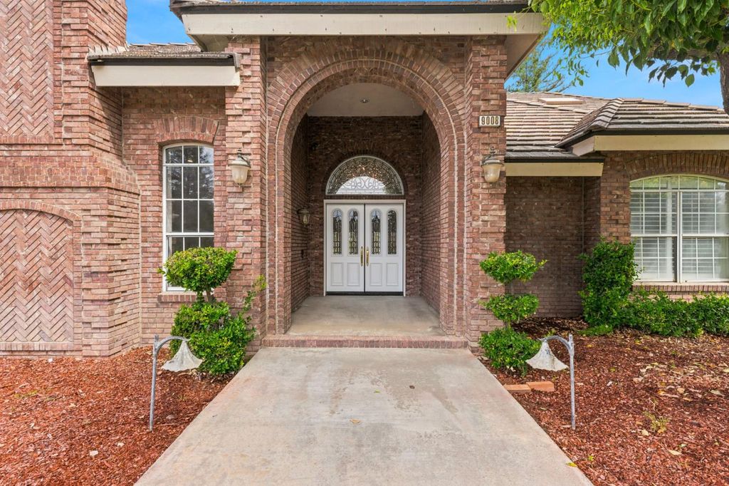 Image 9 of property listing at 9008 Serrant Court, Bakersfield, CA 93311