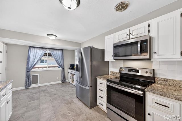 893 Napoli Drive, Ballwin, MO 63021