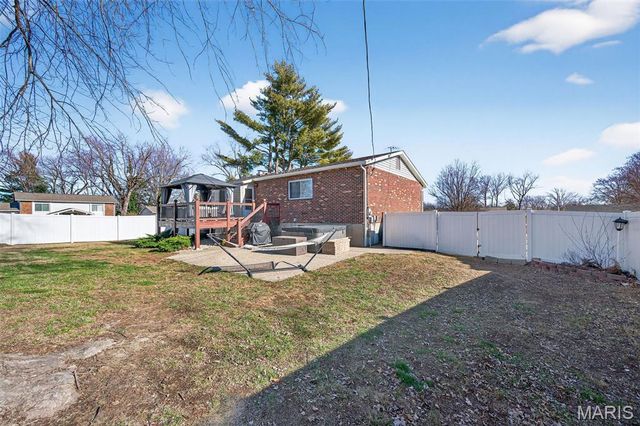 893 Napoli Drive, Ballwin, MO 63021