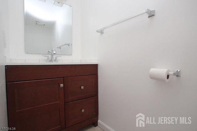 2 Wyndham Way, Piscataway, NJ 08854