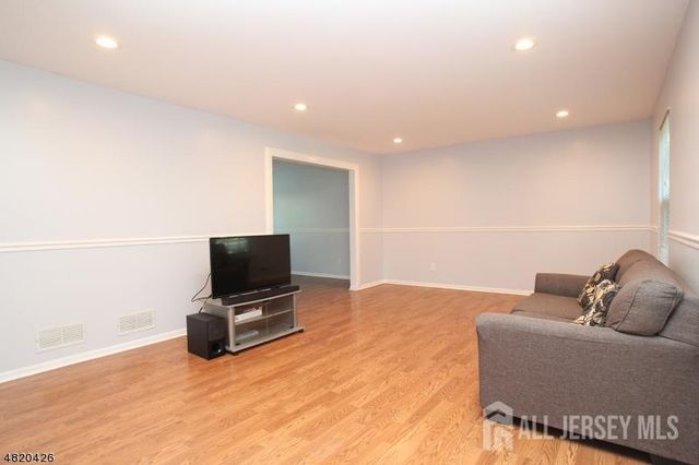 2 Wyndham Way, Piscataway, NJ 08854