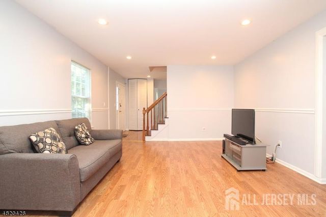 2 Wyndham Way, Piscataway, NJ 08854