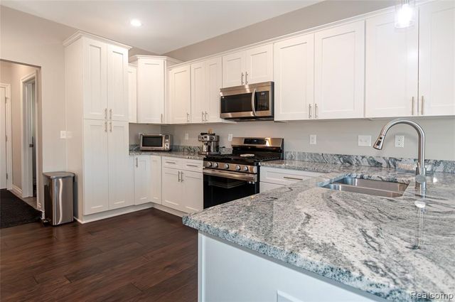 1200 Drakeshire Drive, Commerce Twp, MI 48390