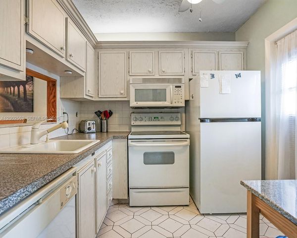 4806 NW 36th Street 515, Lauderdale Lakes, FL 33319
