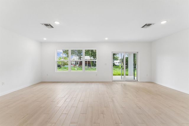 1611 SE Minorca Avenue, Port St. Lucie, FL 34952