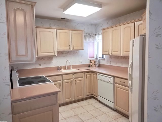 6619 Apt 102 Ridgefield Cir Street, West Bloomfield Twp, MI 48322