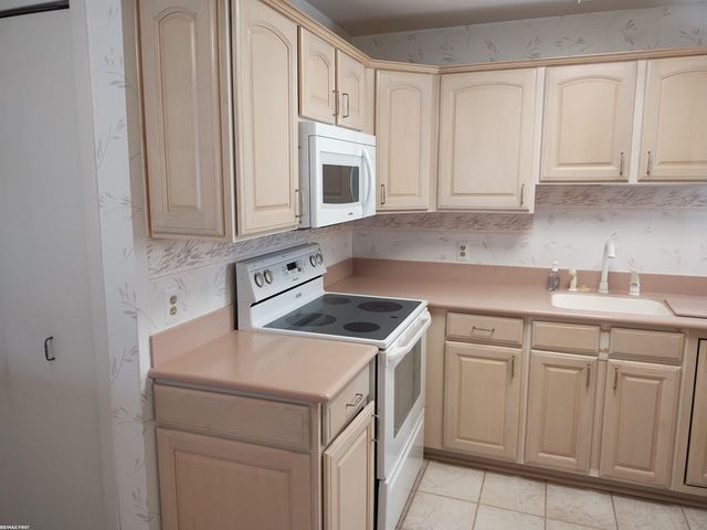 6619 Apt 102 Ridgefield Cir Street, West Bloomfield Twp, MI 48322