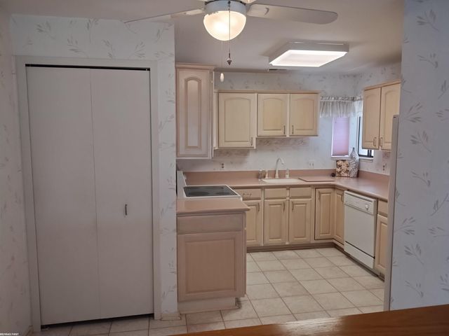 6619 Apt 102 Ridgefield Cir Street, West Bloomfield Twp, MI 48322
