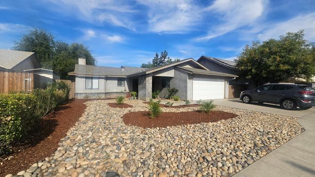 3216 Renn Avenue, Clovis, CA 93611