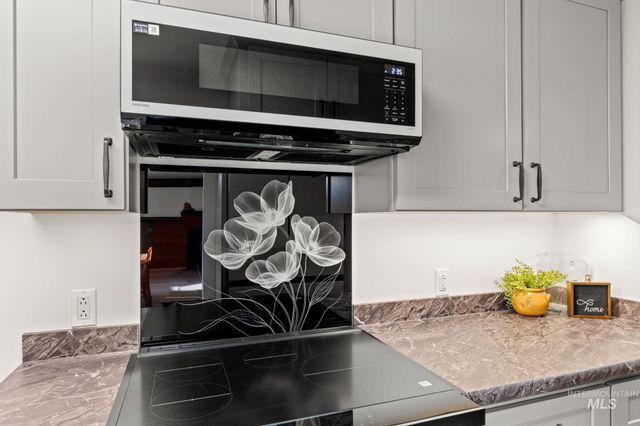 168 N Juniper St, Twin Falls, ID 83301