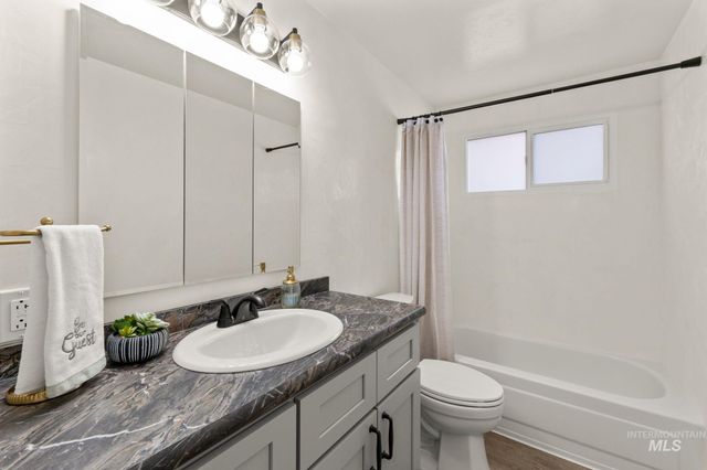 168 N Juniper St, Twin Falls, ID 83301