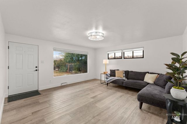 168 N Juniper St, Twin Falls, ID 83301