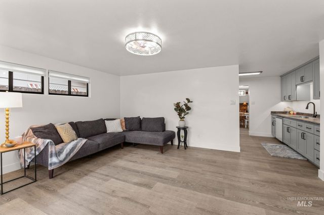 168 N Juniper St, Twin Falls, ID 83301