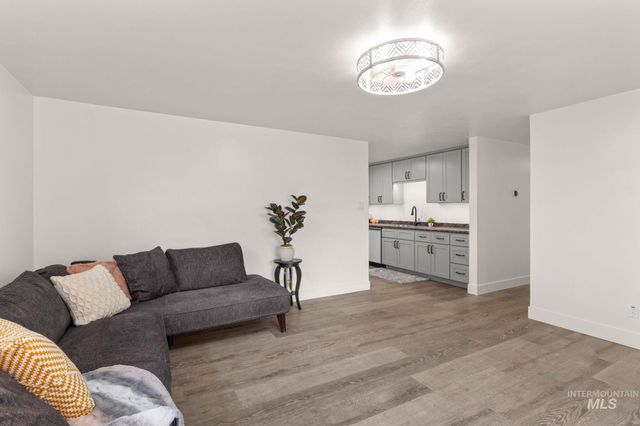 168 N Juniper St, Twin Falls, ID 83301