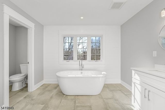 1 Lourdes Ct, Andover Twp., NJ 07860