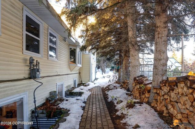 913 W 14th Avenue, Anchorage, AK 99501