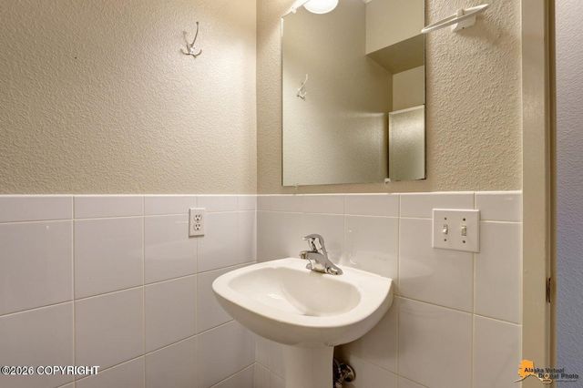 913 W 14th Avenue, Anchorage, AK 99501