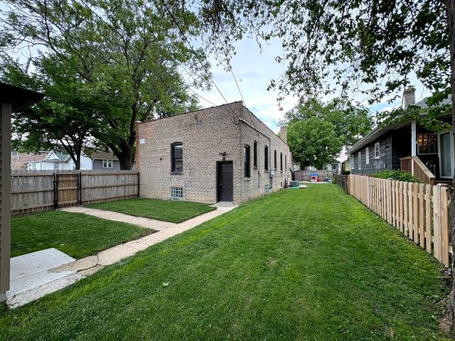 5257 W Eddy Street 2, Chicago, IL 60641