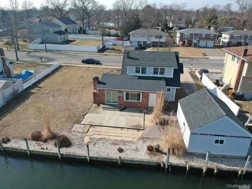 370 Clocks Boulevard, Massapequa, NY 11758 — photo 5