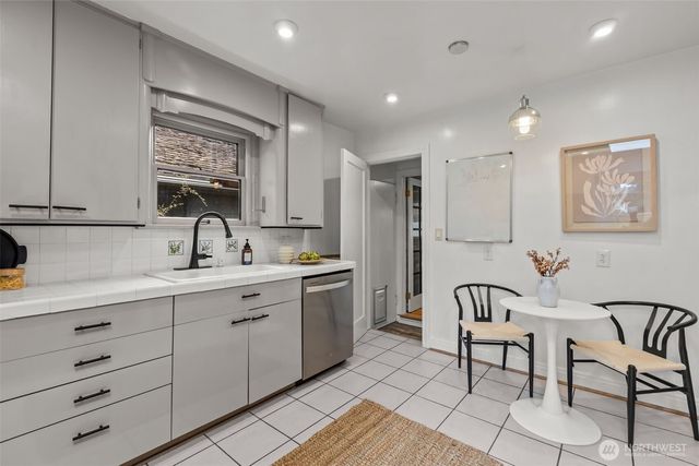 9732 15th Avenue NE, Seattle, WA 98115